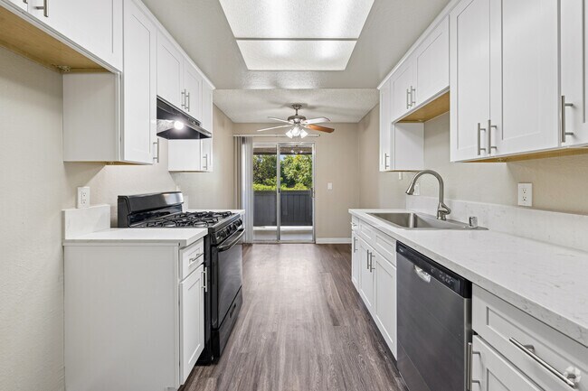 1BR, 1BA - 650SF - Kitchen