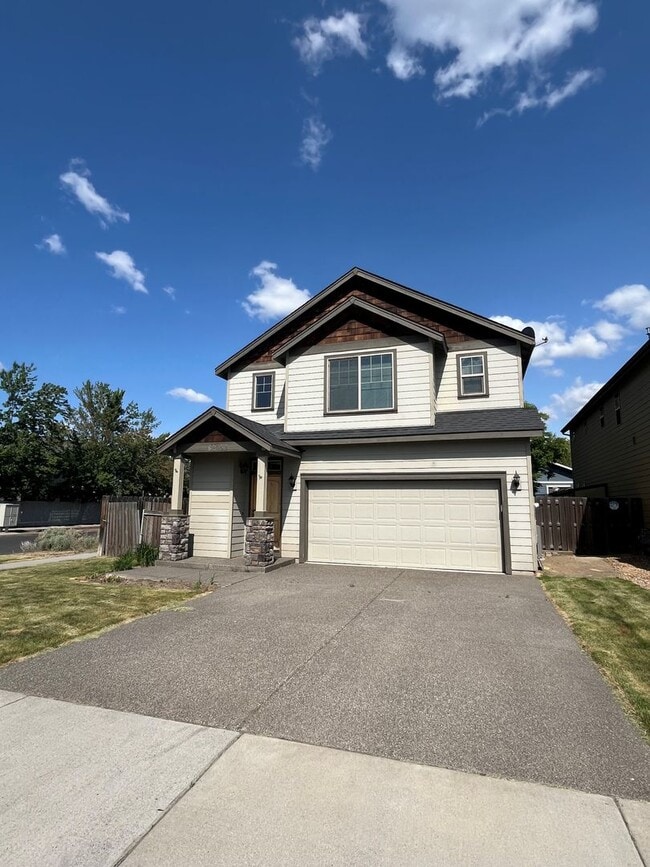 Spacious and Updated 3 Bed/2.5 Bath with F... - Spacious and Updated 3 Bed/2.5 Bath with F... House