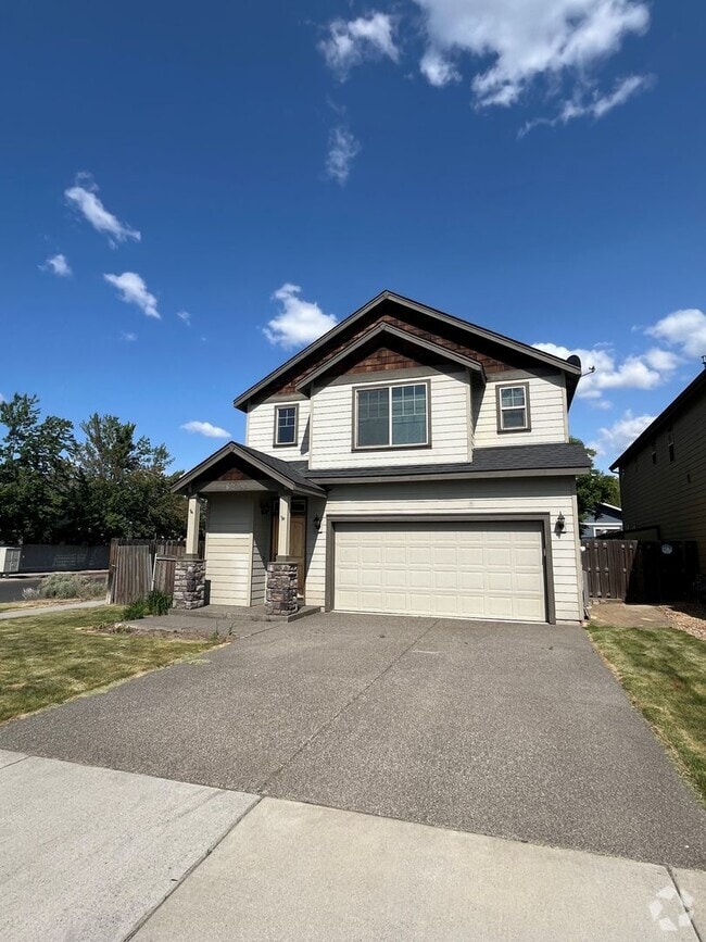 Building Photo - Spacious and Updated 3 Bed/2.5 Bath with F... Rental