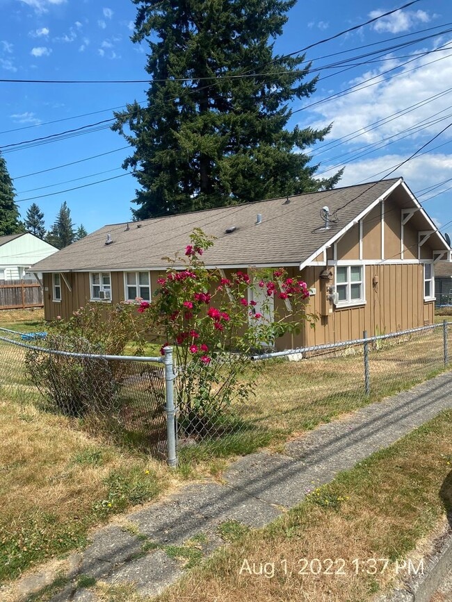 Building Photo - 1009 52nd St SE Unit B
