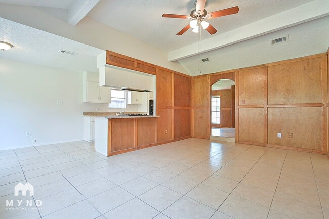 Photo - 712 Meadowglen Dr