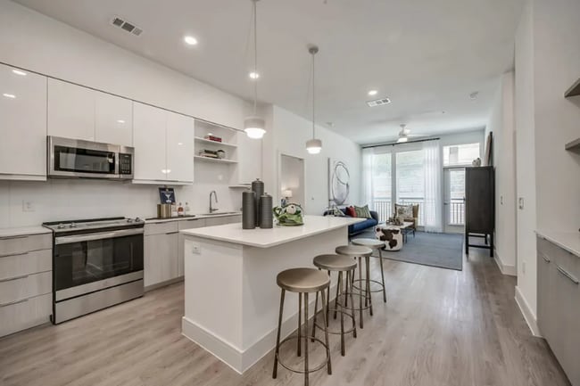 Building Photo - Your Urban Oasis Awaits Unit RMCR