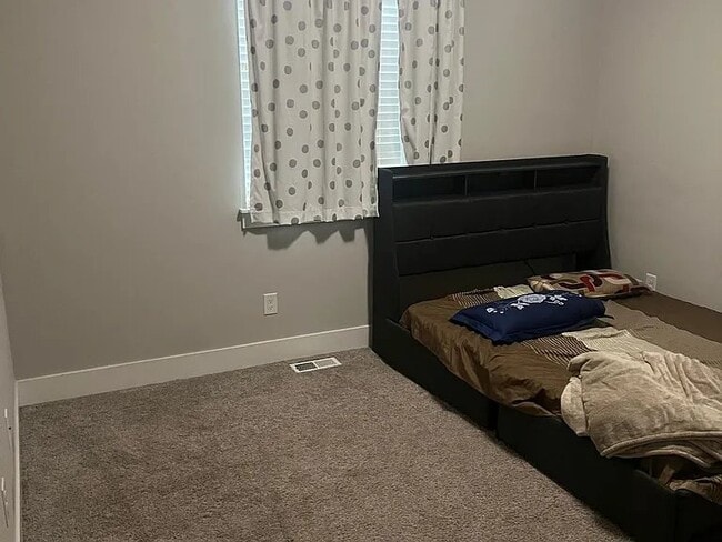 Photo - 317 Field Pl SE