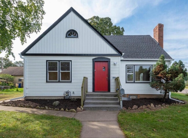 Photo - 884 Hyacinth Ave E