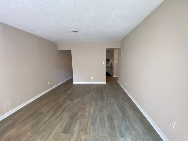Building Photo - 2630 Vance Dr Unit 2630 Vance Dr NW Apt #3