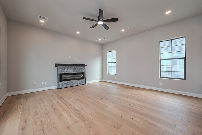 1222 W 24th St