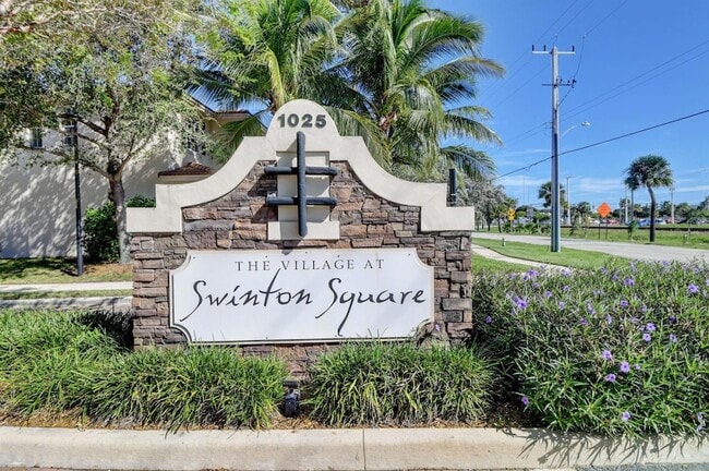 Photo - 1019 W Longport Cir