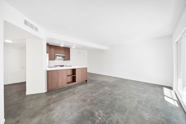 Building Photo - 7767 Hollywood Blvd