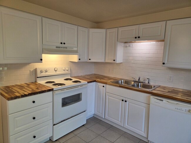 Photo - 496 Mercer Rd