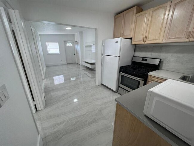 Building Photo - 4040 NE 12th Terrace Rental