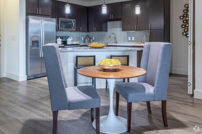 1 BR, 1 BA - 906 SF