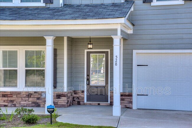 Photo - 528 Fermoy Ln