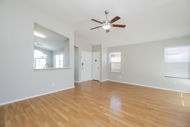 Photo - 851 E Boston St