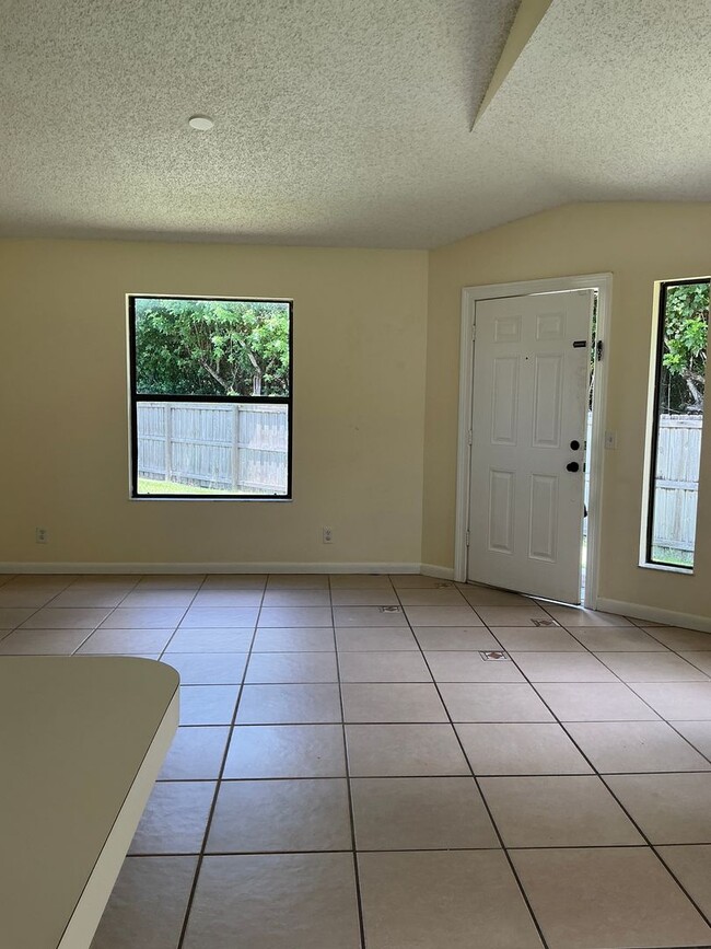 Photo - Surrey Woods Rental  2/2