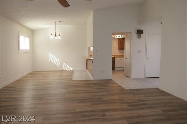 Photo - 3335 Racquet St