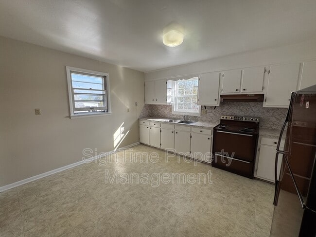 Photo - 10 N Main St