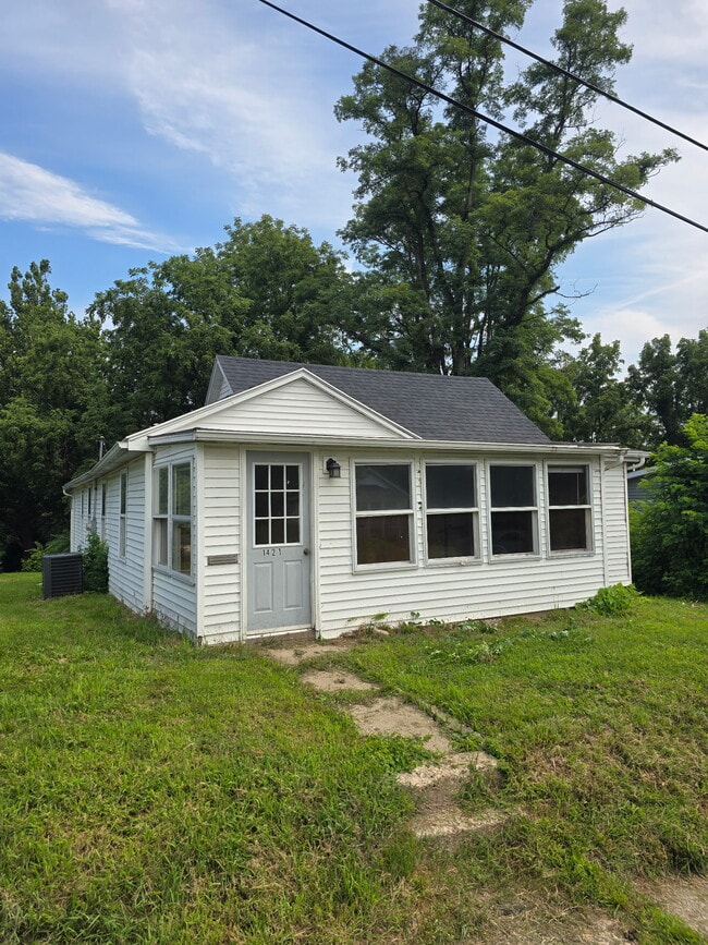 Building Photo - 1412 E Elmhurst Ave Rental