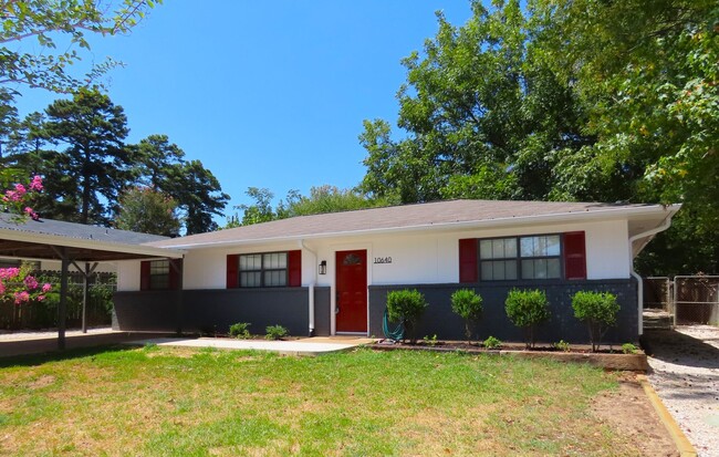 Updated 3 Bedroom, 2 Bath Home w/Fenced Yard! - Updated 3 Bedroom, 2 Bath Home w/Fenced Yard!