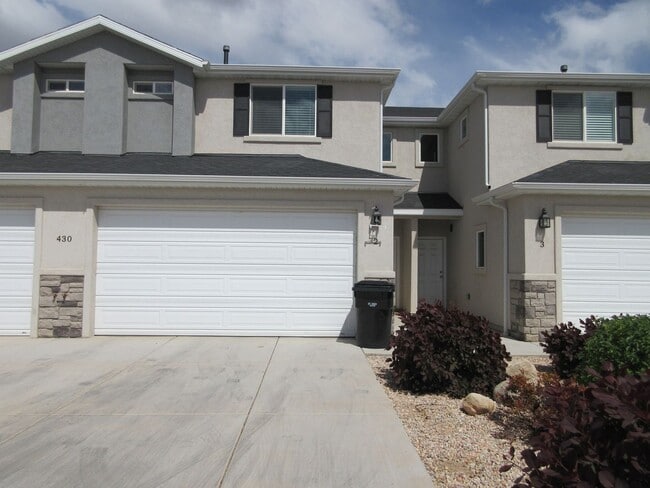 Building Photo - **Move-In Discount**3 bed -2.5 bath - Newer townhome in the heart of Cedar City!