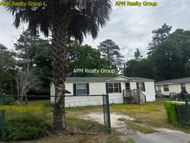 Building Photo - Private Country Feel Close to Downtown