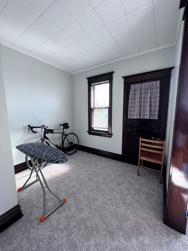 Building Photo - 17 E 6th St Unit 2 - Upper