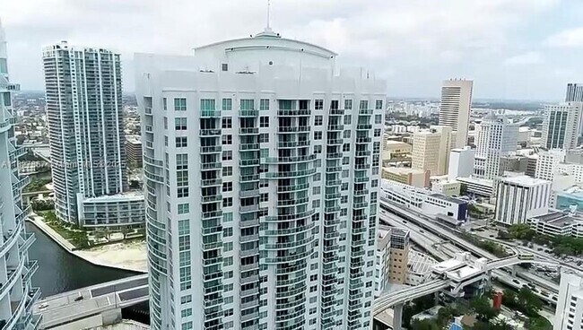 Building Photo - 31 SE 5th St Unit 2001 Rental