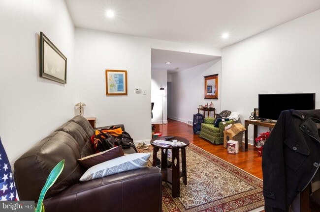 Building Photo - 821 Catharine St Unit 1