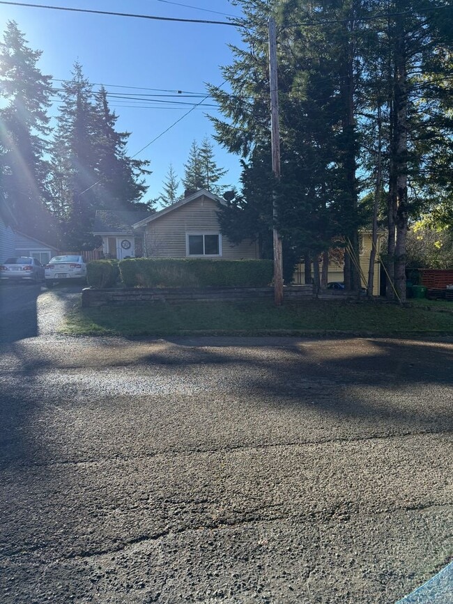 Building Photo - 1431 Central Ave Unit Downstairs