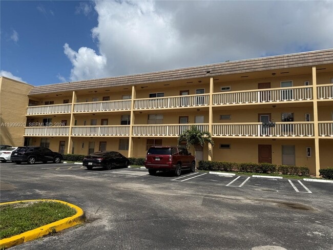 Building Photo - 5851 NW 62nd Ave Unit 305