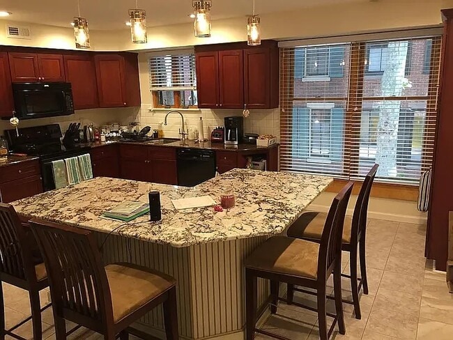 Building Photo - 2044 Appletree St