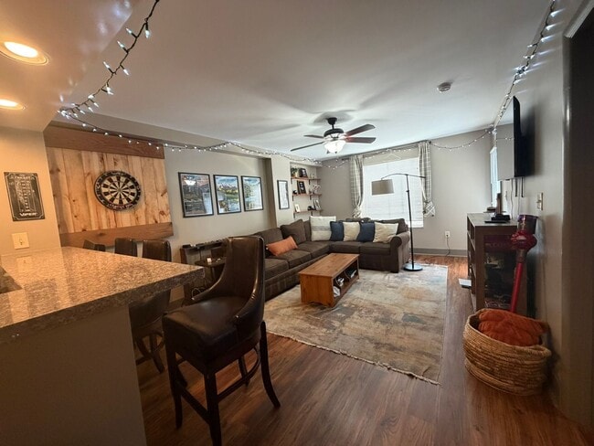 Building Photo - Available FALL 2026 @ $3600/Month! Beautiful 8th floor Lake Plaza Unit 805