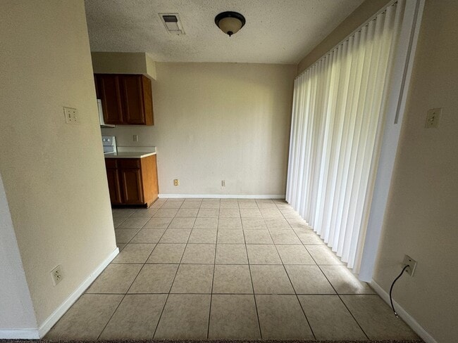 Photo - 1701 Cedarview Cir Unidad # C