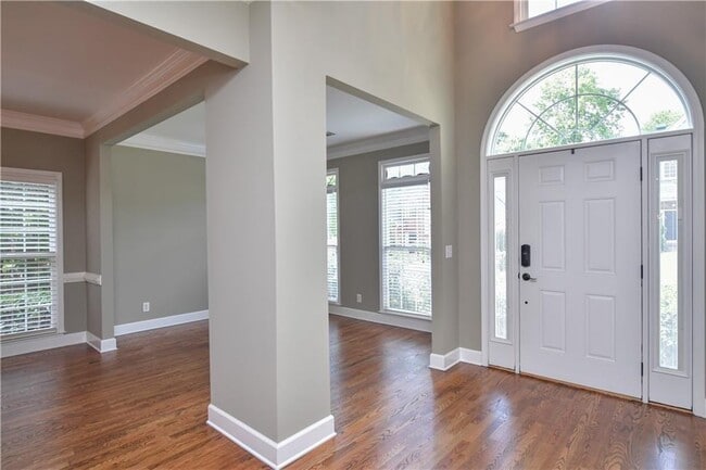 Photo - 905 Lancaster Way NW