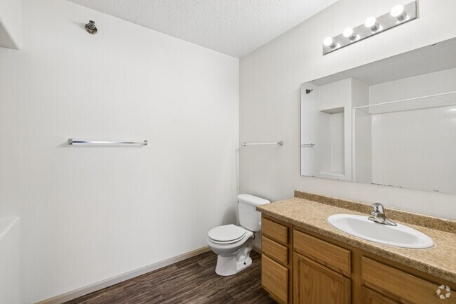 4BR, 3BA - 1,470SF - Primary Bathroom