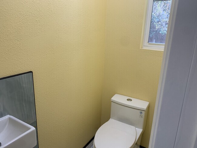 Photo - 667 Elm St Unidad B