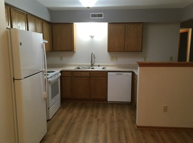 Big kitchen - 135 W Oak Leaf Dr Unit 1