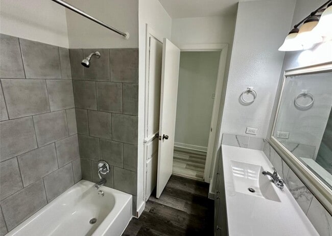 Building Photo - 530 Edgebrook Dr Rental