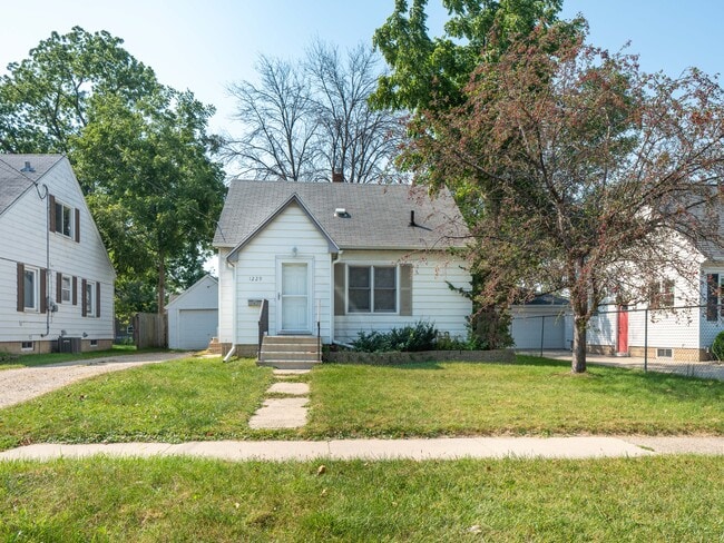 Photo - 1229 7th Ave SE