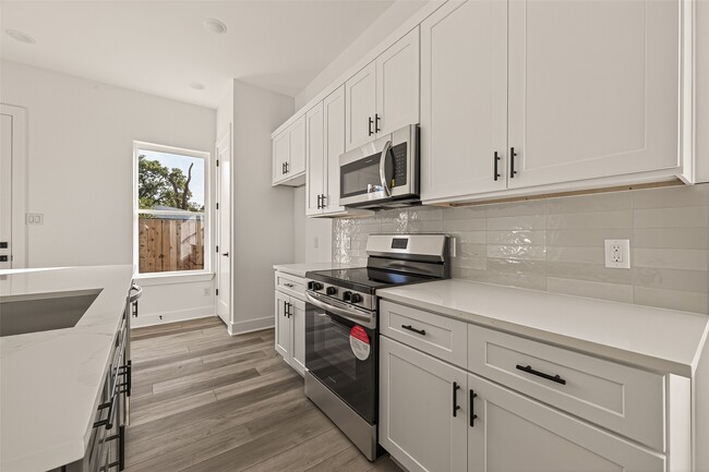 Photo - 2475 Carmel St