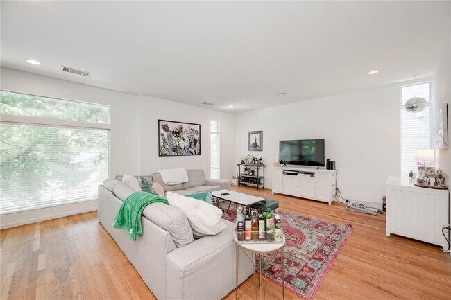 Photo - 708 E 45th St Unit 1