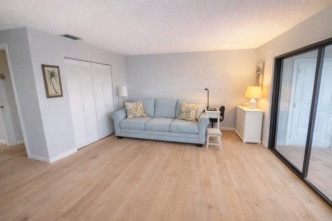 Photo - 854 Bird Bay Way