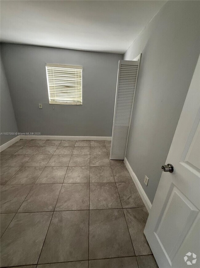 Building Photo - 4680 SW 33rd Ave Unit 4 Rental