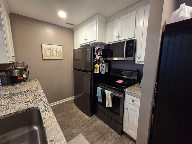 Photo - 2 bedroom close to Five Points!