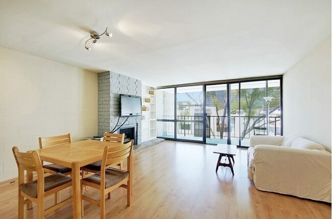 Building Photo - 10966 Rochester Ave Unit 6B