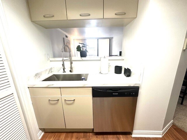 Building Photo - 3525 Sage Rd Unit 407