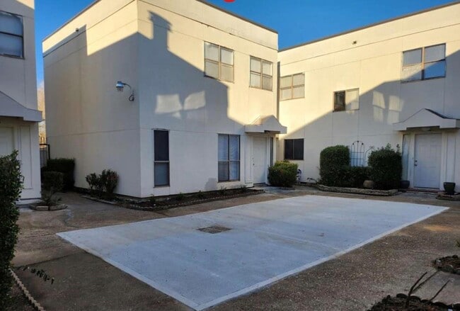 Building Photo - 11041 Albury Dr