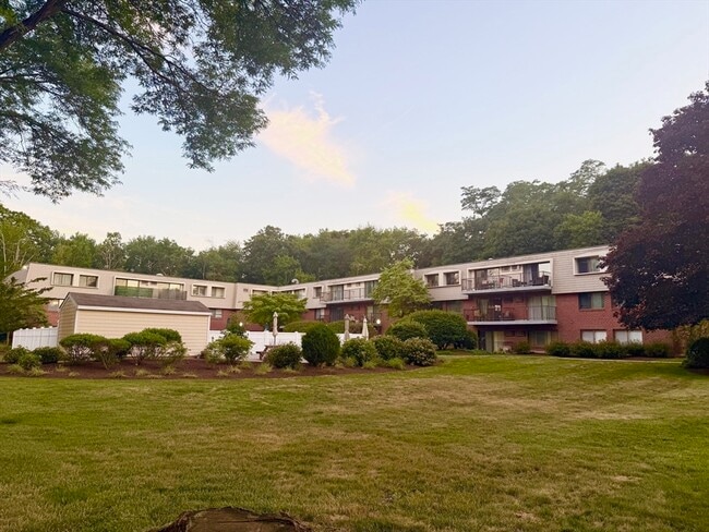 Building Photo - 573 Broad St Unit 128