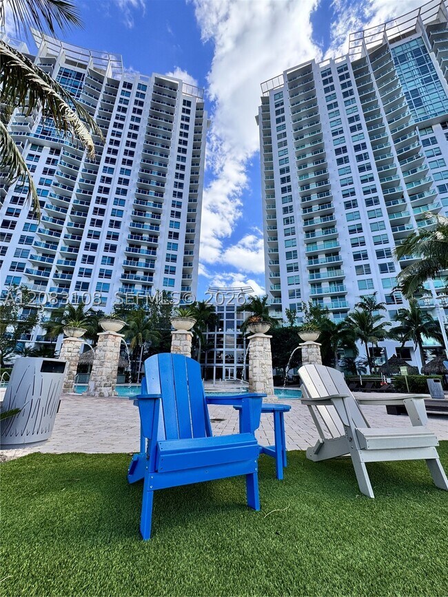 Building Photo - 2681 N Flamingo Rd Unit 2705S