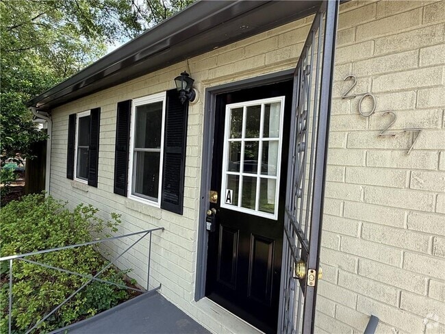 Building Photo - 2027 Oakview Rd SE Unit A Rental