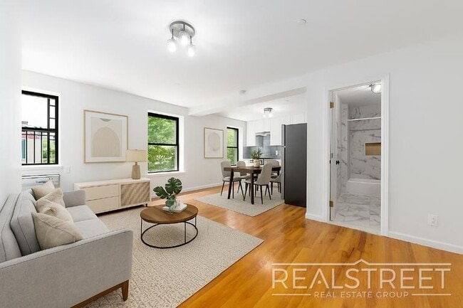 Building Photo - Spacious 2 Bedroom in Williamsburg! Rental